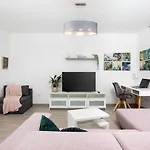 Stylish City Stay With Balcony & Free Parking