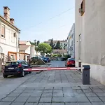 Stylish City Stay With Balcony & Free Parking