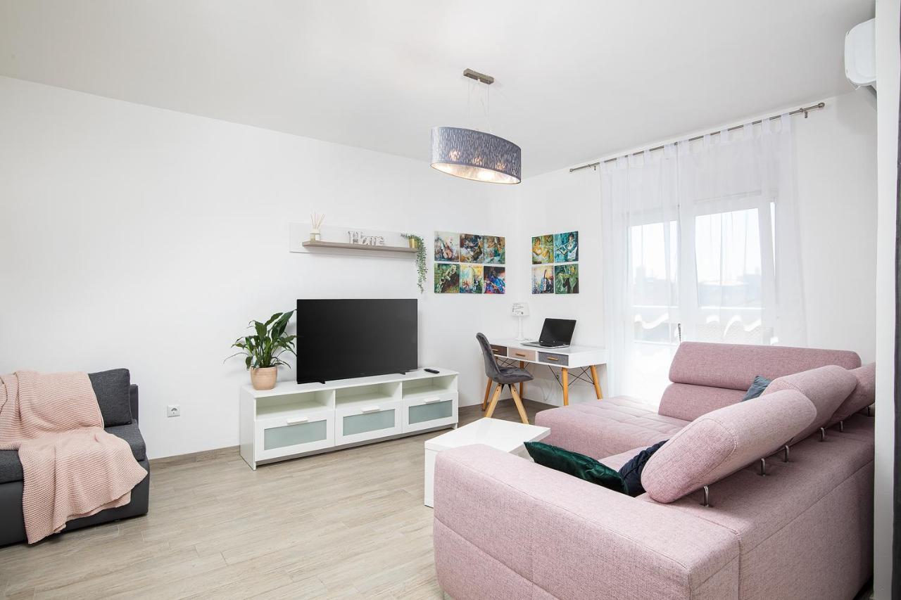 Stylish With Balcony & Free Parking Apartma Pula