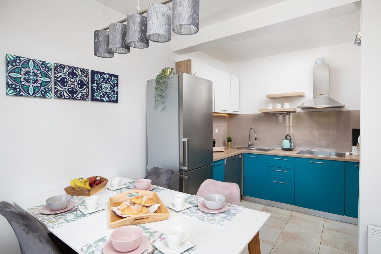 Stylish With Balcony & Free Parking Apartma Pula