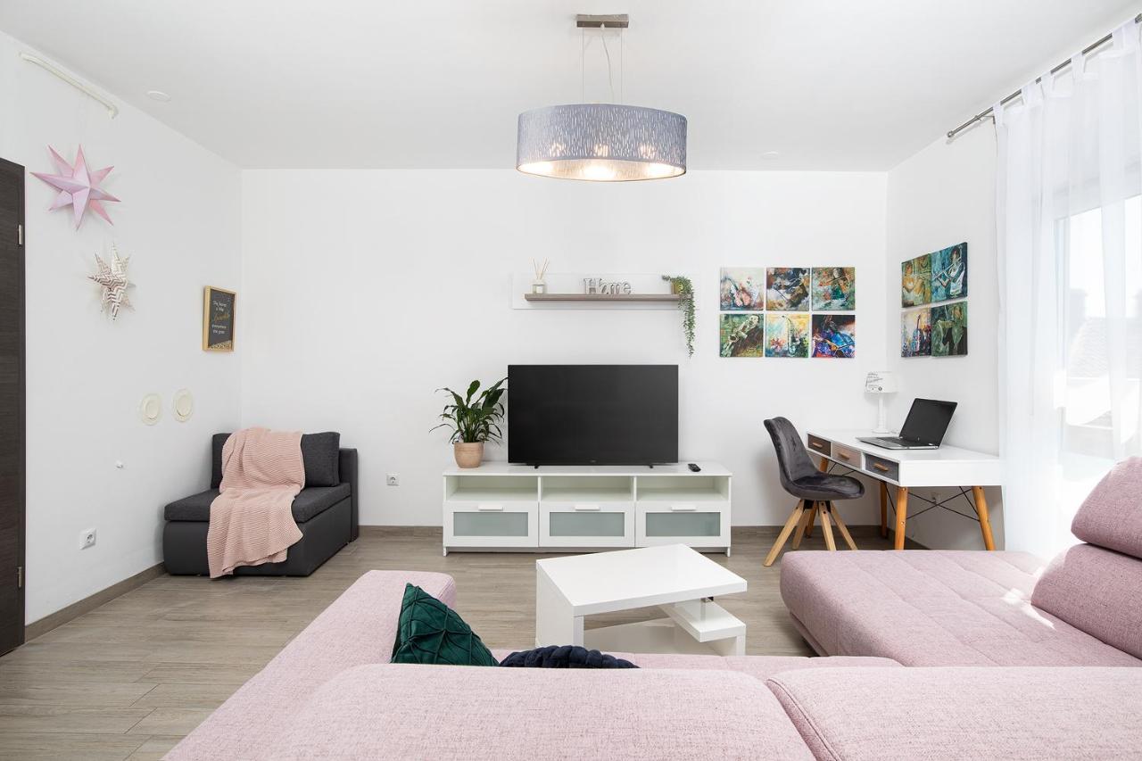 Stylish With Balcony & Free Parking Apartma