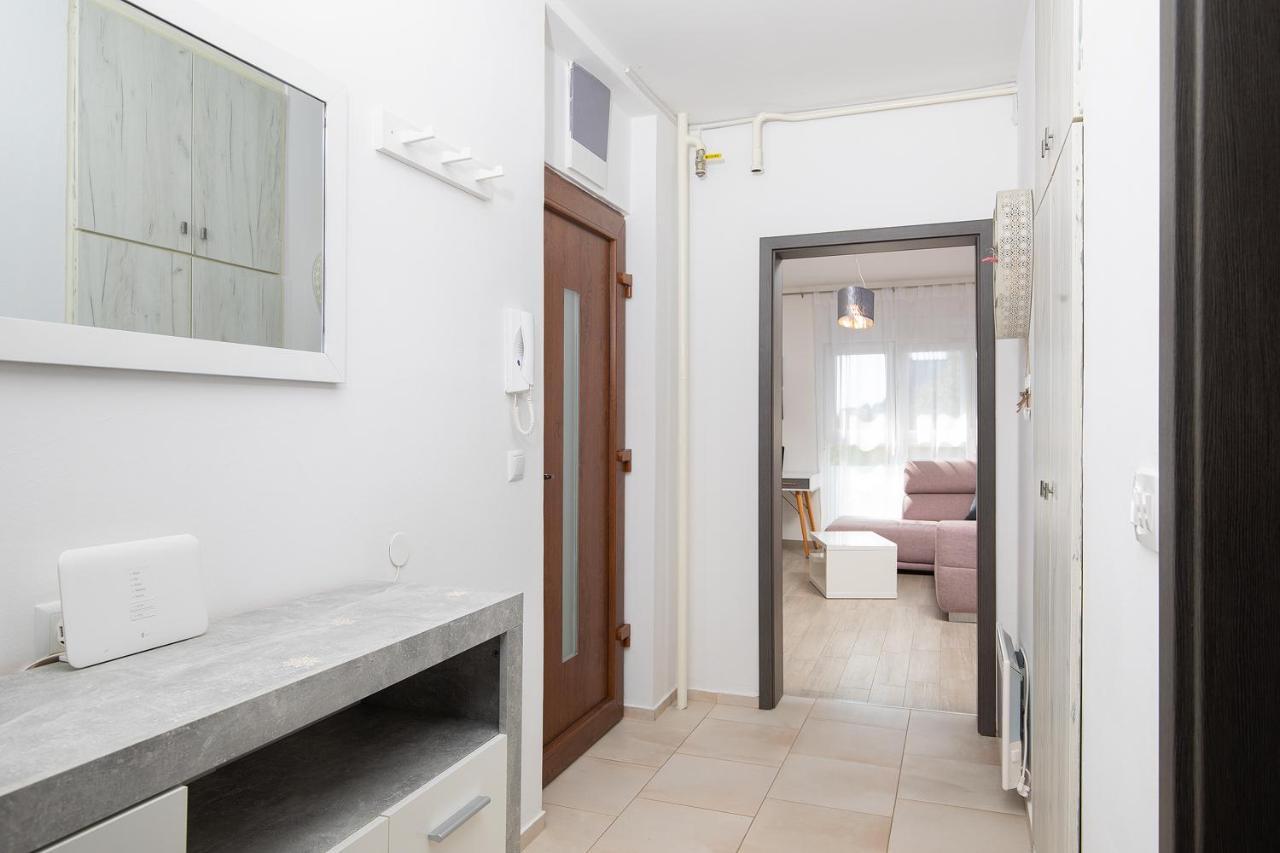 Stylish With Balcony & Free Parking Apartma