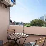 Stylish City Stay With Balcony & Free Parking