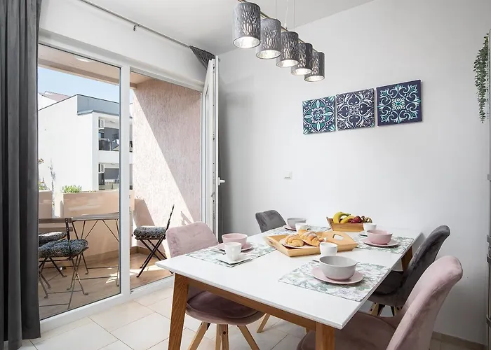 Stylish City Stay With Balcony & Free Parking